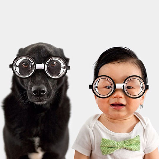 мальчик и собака в очках