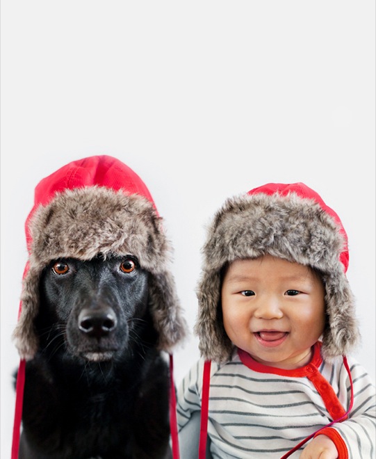 мальчик и собака в шапках-ушанках