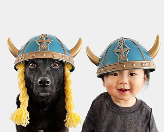 мальчик и собака в шлемах с рогами