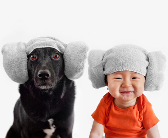 мальчик и собака в странных шапках