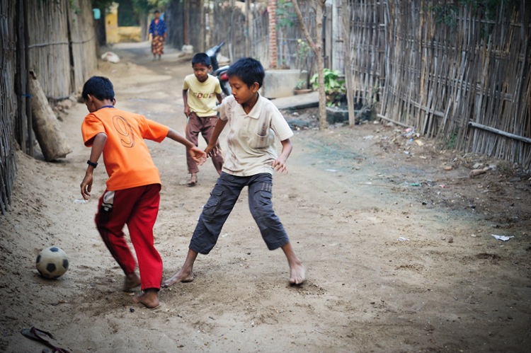 мальчишки играют в футбол