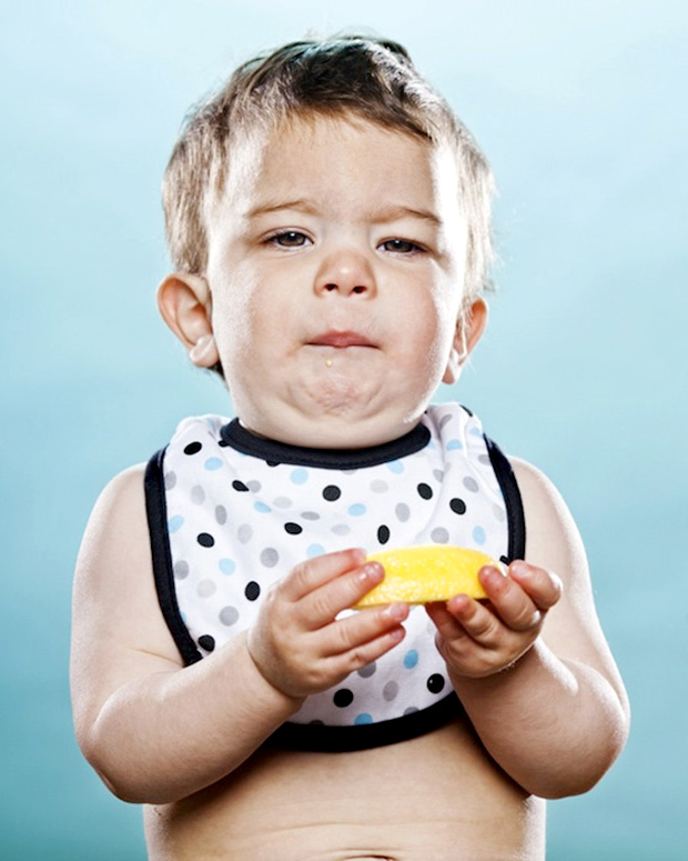дети кушают лимон