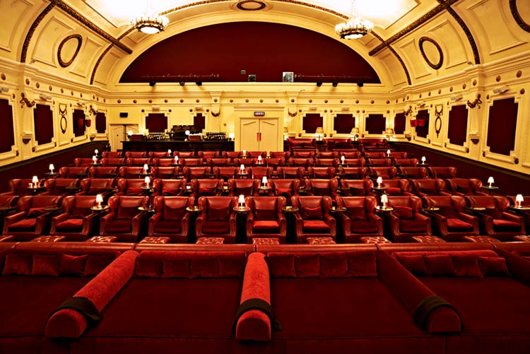 красный зал в кинотеатре